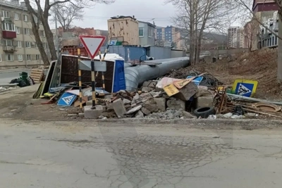 Улица Бумажная завалена мусором из-за ремонта