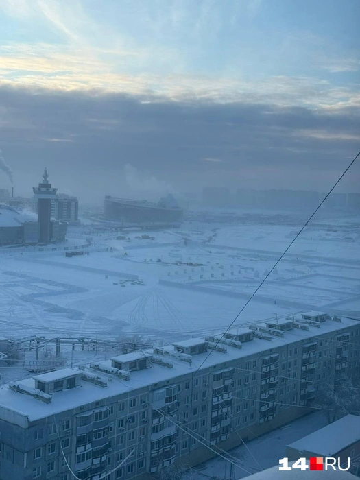 Видимость в этот февральский день была очень даже хороша, хотя и разглядеть дома вдалеке всё равно не получается | Источник: Ольга Донская / 14.RU