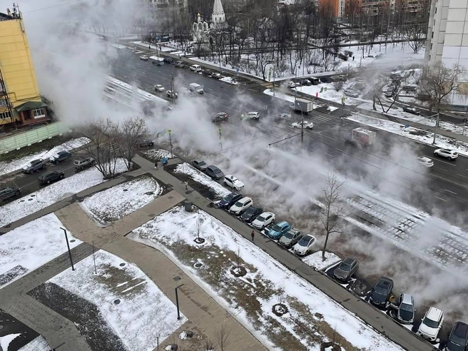 В Москве прорвало трубу с кипятком. Потоки горячей воды затапливают дороги и трамвайные пути — видео | Источник: Ольга, «ЖК Полярная 25» / Telegram