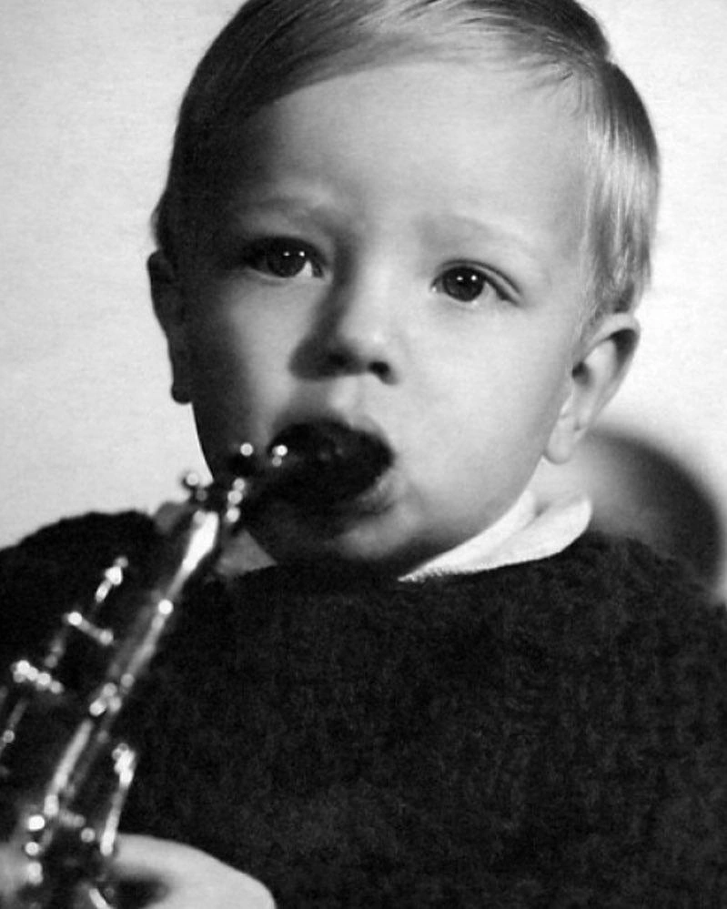 Несмотря на любовь к музыке с самого детства, профильного образования Пресняков так и не получил (на фото он с саксофоном) | Источник: presnyakovvladimir / Instagram.com*