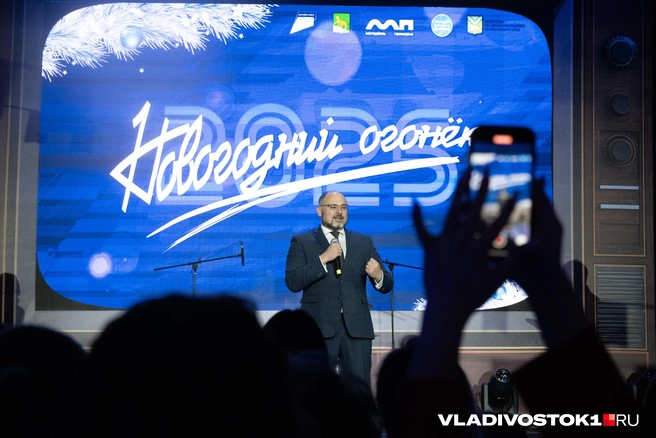 На балу присутствовал мэр Владивостока Константин Шестаков | Источник: Елена Буйвол / VLADIVOSTOK1.RU