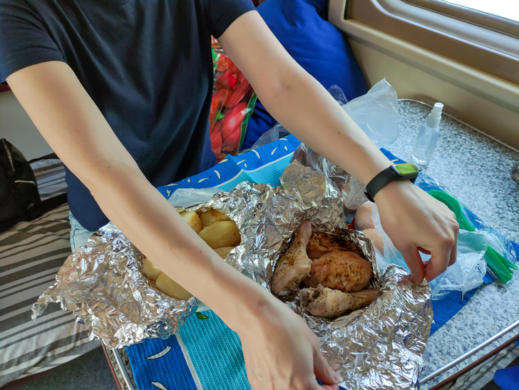 Курица и картошка не вошли в ТОП-3 любимой еды россиян в поездах: итоги опроса