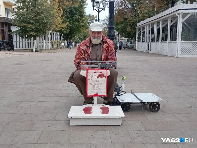 Вообще-то весы у Иосифа Григорьевича торговые, но на них он взвешивает только людей | Источник: Анастасия Фокина / YA62.RU