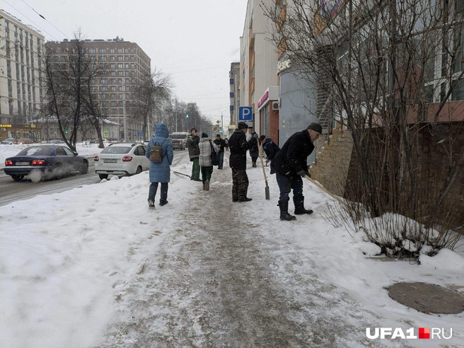 Тротуары чистят | Источник: Булат Салихов / UFA1.RU