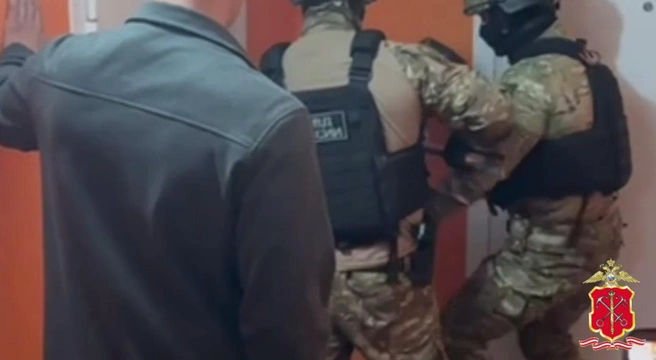 Обслуживал GSM-шлюзы, постоянно переезжал и получал крипту. В Петербурге задержан пособник мошенников | Источник: кадр из видео «МВД Медиа»