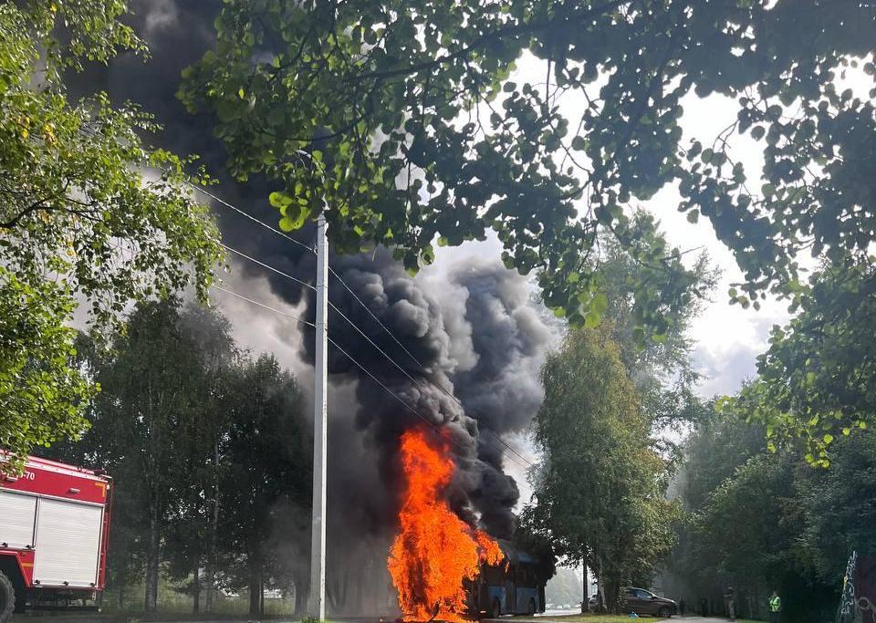 В Архангельске загорелся автобус