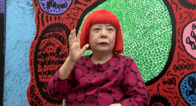 Умерла одна из самых узнаваемых художниц мира Яёи Кусама | Источник: www.youtube.com/Bloomberg Television