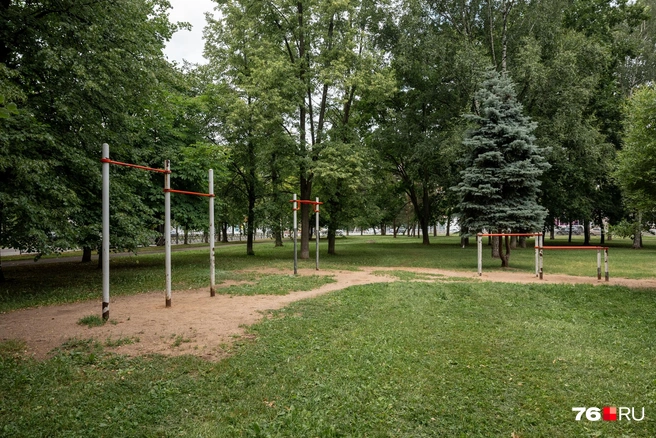 От нее осталось немного. В глубь парка перенесли установки, которые раньше стояли на месте стелы | Источник: Александр Куренной / 76.RU