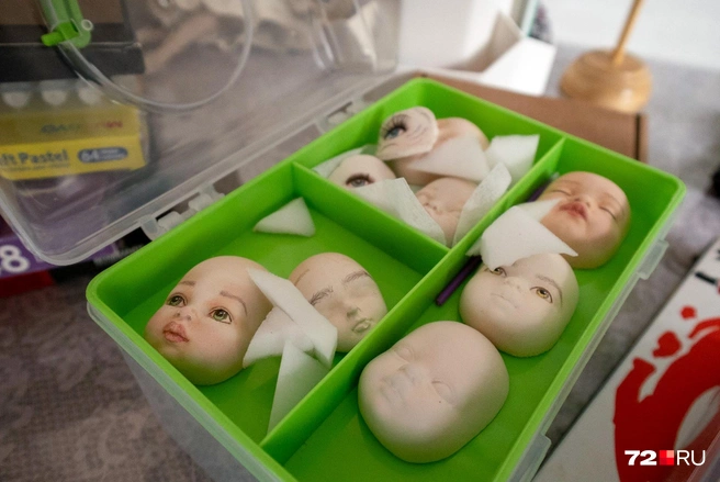 Это, как объяснила нам Анастасия, — тренировочные лица. На них она пробует разные цветовые сочетания, крепит разные реснички | Источник: Илья Чикотин / 72.RU