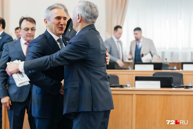Пришел губернатор Тюменской области Александр Моор. Он радуется встрече с председателем регионального парламента Фуатом Сайфитдиновым  | Источник: Ирина Шарова / 72.RU