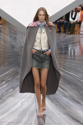 Правильные джинсы и кокетливое мини: 5 главных трендов денима 2026