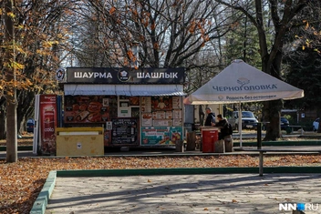 У входа есть ларек с шаурмой | Источник: Наталья Бурухина / NN.RU