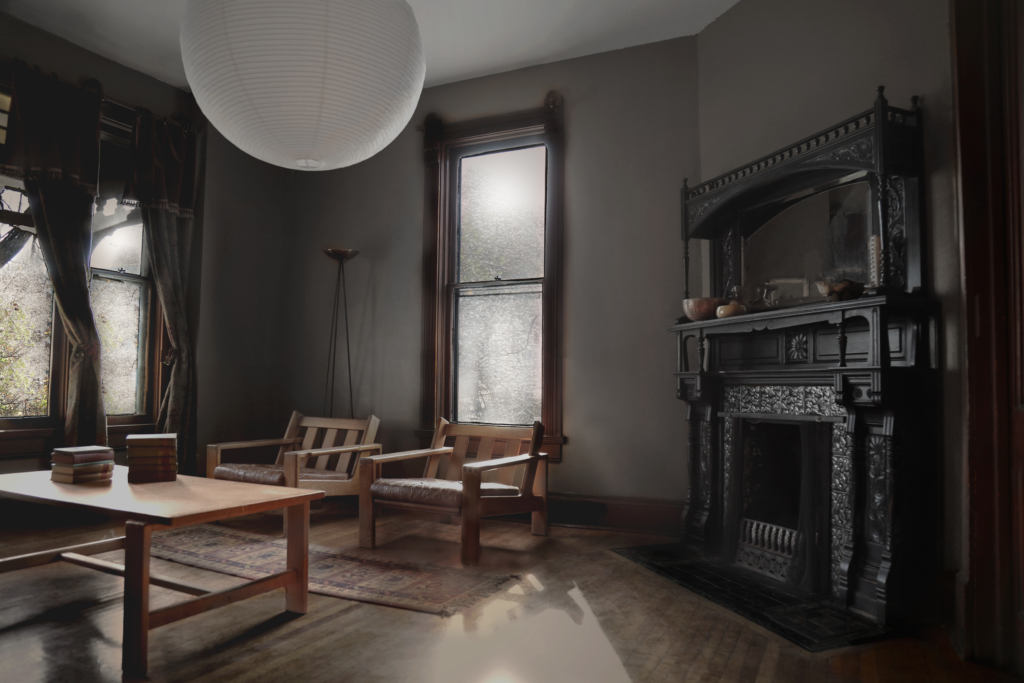 Для гостиной выбрали краску Limestone от Sherwin Williams. Светильник Akari VB-13 по дизайну Исаму Ногучи. | Источник: Сара Смит