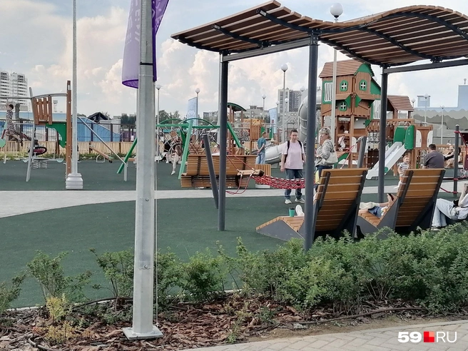В зоопарке есть место и для детей (посмотрите на площадку вдалеке), и для взрослых (они могут отдохнуть на шезлонгах) | Источник: читатель 59.RU