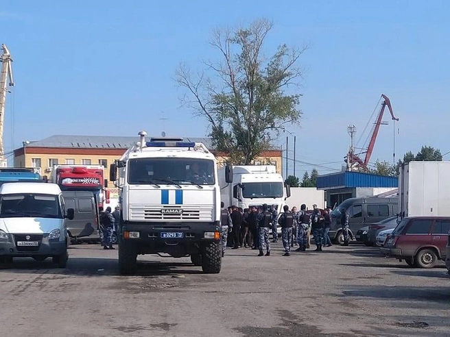 В течение лета тюменцы наблюдали, как крупные спецмашины и автобусы с силовиками выезжали на рынки и стройки для проверок нелегальных мигрантов. | Источник: читатель 72.RU