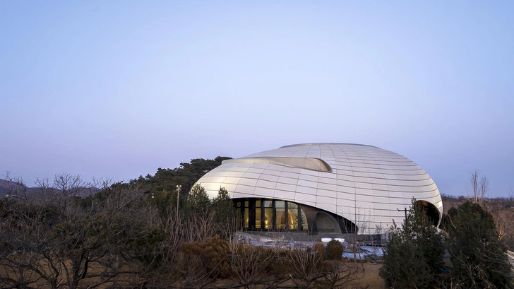 Спортивный центр в форме валуна в Китае: проект Wutopia Lab | Источник: Daily Architectural Photography/Liu Guowei