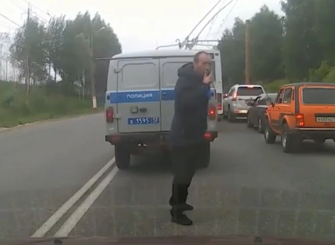 В Саранске задержанный сбежал из полицейского автозака | ya62.ru