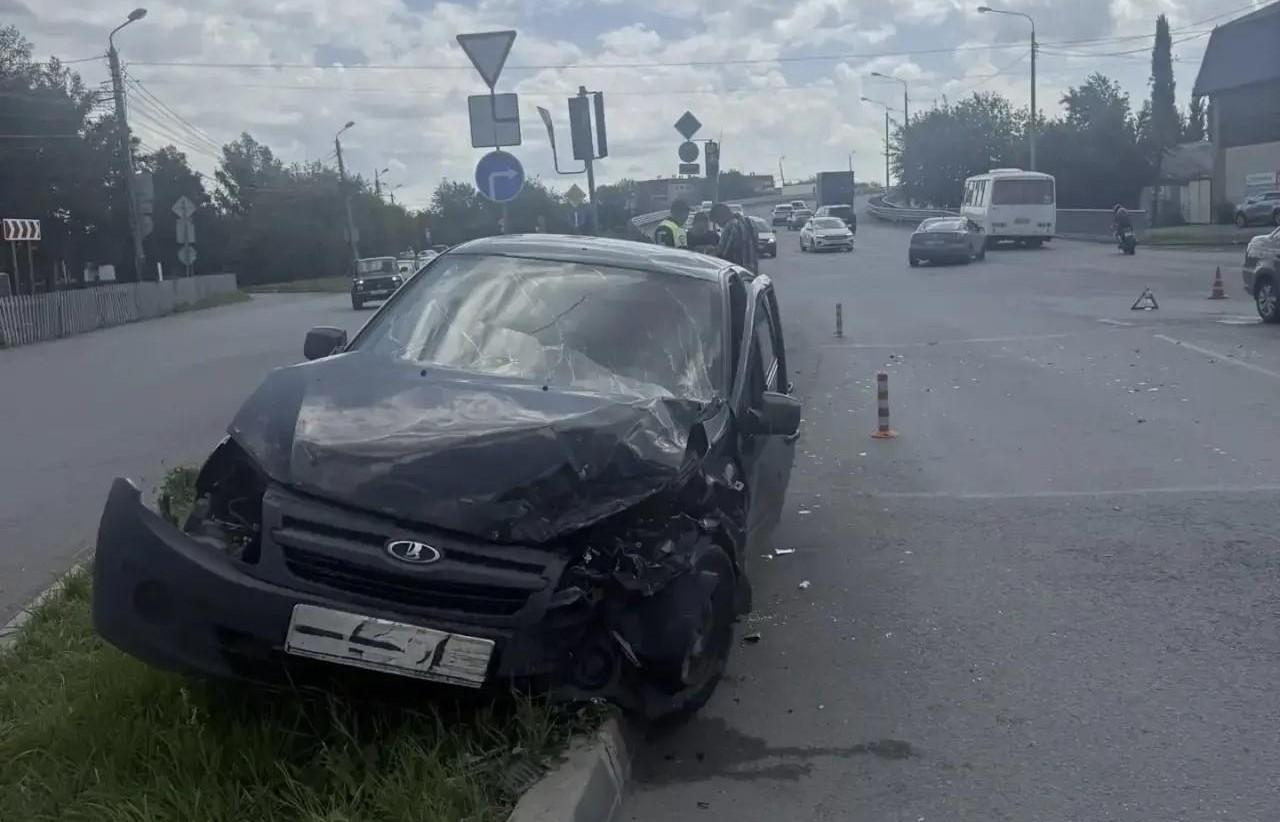 В Челябинске в ДТП пострадали водители двух «Грант», одна машина вылетела с дороги