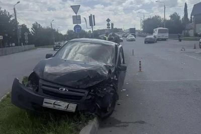 В Челябинске столкнулись две «Лады Гранты»: водители пострадали