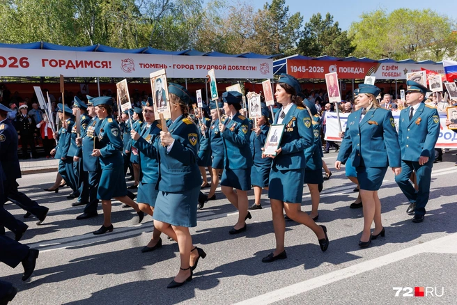 Какие же у нас красивые тюменки. Одно загляденье смотреть на них, идущих в такт на каблуках  | Источник: Ирина Шарова / 72.RU 