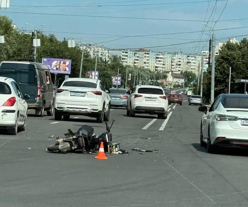 На крупном перекрестке в Челябинске байк влетел в Haval — видео