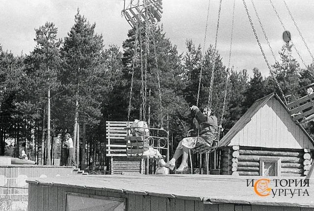 И катаются на каруселях в Парке Нефтяников в 1983 году | Источник: «История Сургута / Ретро Сургут» / Vk.com