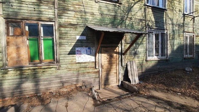 Утром 8 апреля у дома на Баженова, 6 поначалу было пусто | Источник: Виктор Лучкин / «ИрСити»