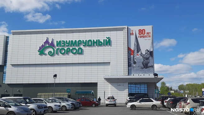 Даже в будний день парковка забита | Источник: Анастасия Харламова / NGS70.RU