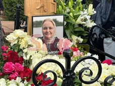 Муж сестры Стриженова Елены Земляникиной рыдает у гроба: «Между нами была договоренность, что я умру первым»