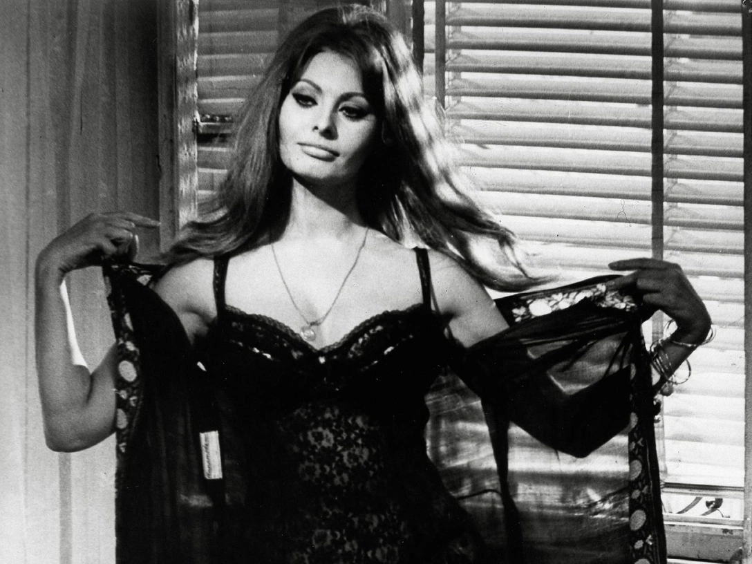 Софи Лорен в фильме «Вчера, сегодня, завтра» | marieclaire.ru