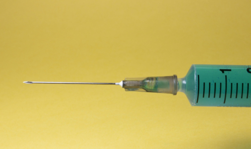NYT: У добровольца, из-за которого остановили испытания вакцины, мог возникнуть поперечный миелит