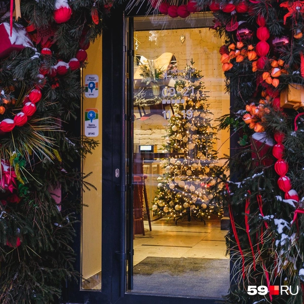 В самом бистро стоит наряженная елка | Источник: Тимофей Калмаков / 59.RU
