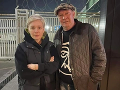 Заплаканная Хаматова прилетела в Грузию устраиваться в театр