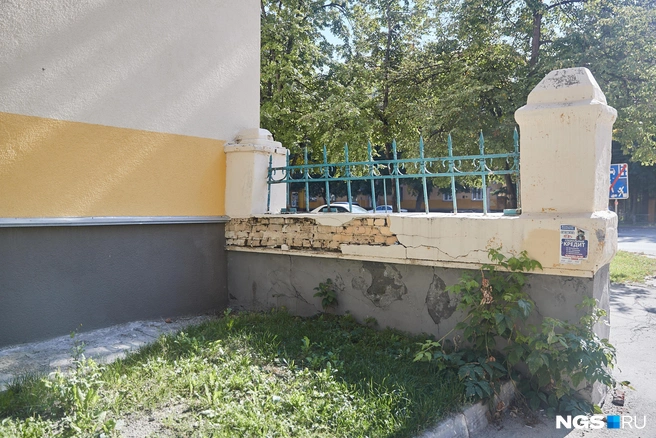 Неотремонтированная конструкция выглядит странно. Также люди жалуются на отсутствие табличек с нумерацией подъездов | Источник: Александр Ощепков / NGS.RU