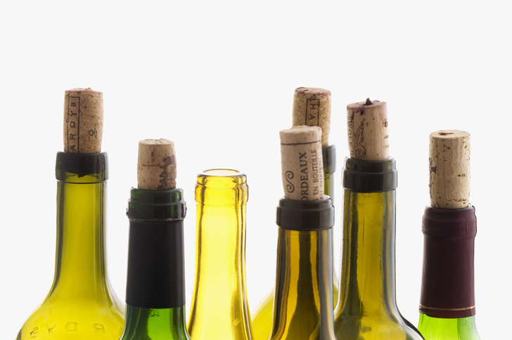 Как вставляют пробки в винные бутылки, ведь они толще горлышка?