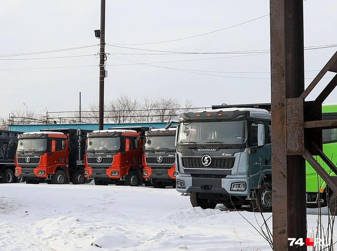 Рядом с «Почтой России»&nbsp;— стоянка для новых грузовиков китайского производства, которые ждут покупателя. Местные говорят, что они «разлетаются как пирожки». В смысле, разъезжаются. Их масса&nbsp;— более 12 тонн | Источник: Михаил Шилкин