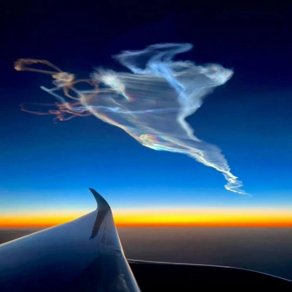 Необычные следы в небе после яркой вспышки | Источник: Weibo