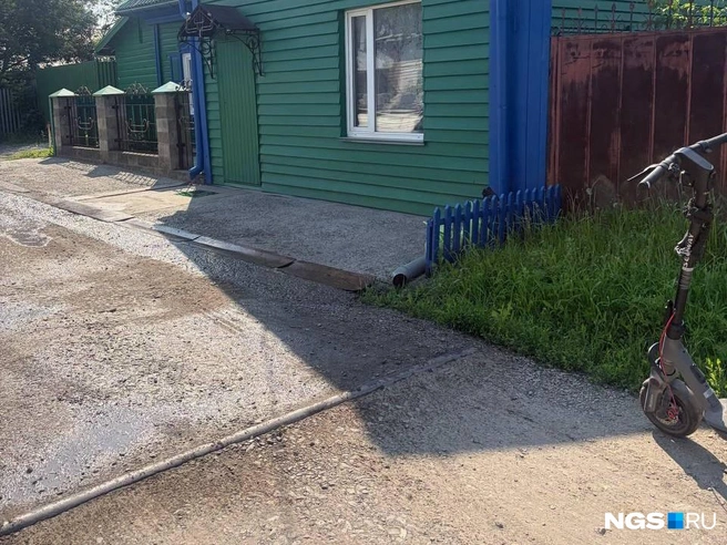 Для безопасности местные устанавливают на дорогу самодельные препятствия&nbsp;— трубы. Так они делают дороги безопасными | Источник: Настасья Медведева / NGS.RU