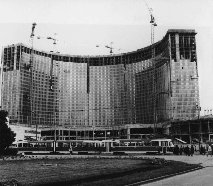 Строящаяся гостиница «Космос» в центре Москвы, 30 августа 1978 года. Гостиница предназначена для размещения гостей Олимпийских игр 1980 года | Источник: Getty Images