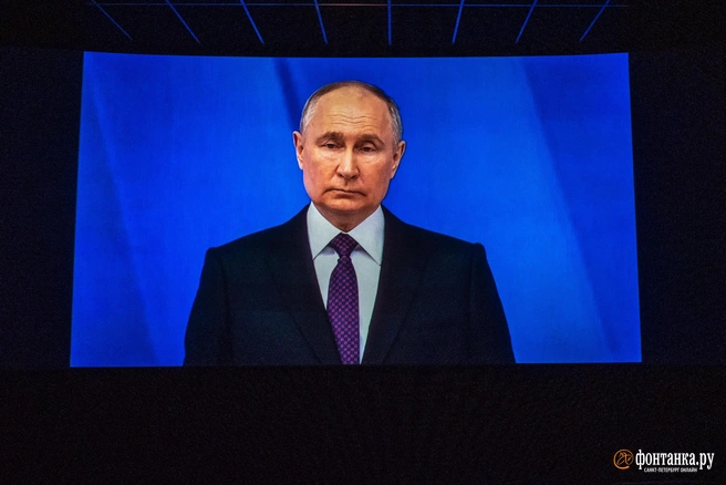 Путину докладывают о происходящем | Источник: Михаил Огнев / FONTANKA.RU