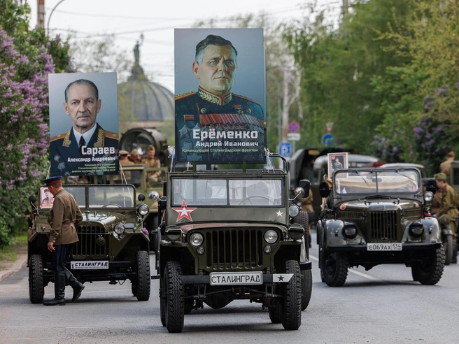 Автомобили с портретами военачальников готовились к выезду. | Источник: Алексей Волхонский / V1.RU