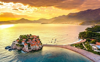 Любимая россиянами страна прикроет безвиз в 2026 году: что теперь будет с отдыхом в Черногории?