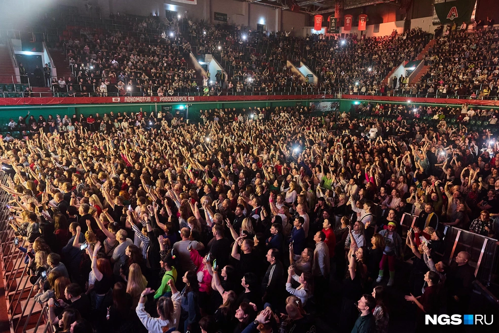 Вы только взгляните, сколько людей пришли на звездный дискач в стиле 90-х | Источник: Александр Ощепков / NGS.RU