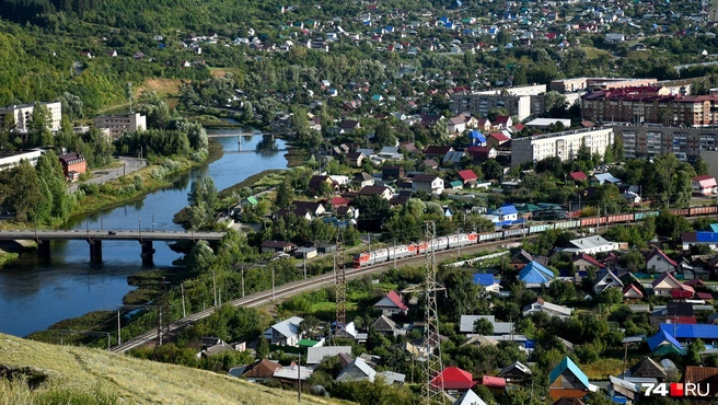 Поезд мчит прямо через жилую застройку. Движение очень интенсивное, в основном&nbsp;— товарняки | Источник: Артем Краснов