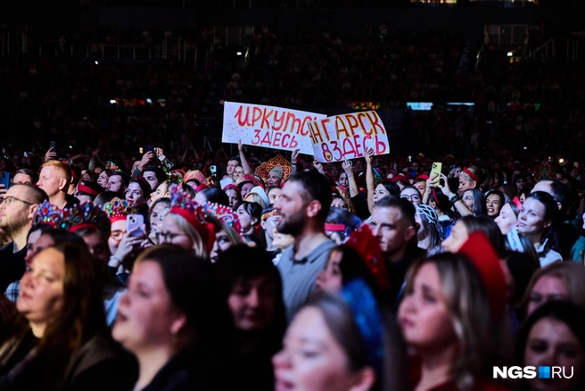 Фанаты принесли плакаты  | Источник: Александр Ощепков / NGS.RU