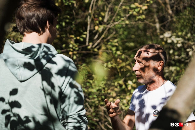 Олег Анатольевич рассказывает об обещаниях чиновников повлиять на ситуацию с расселением | Источник: Дарья Паращенко / 93.RU