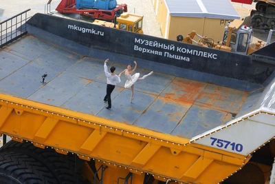 Балерина устроила шоу в кузове БЕЛАЗа