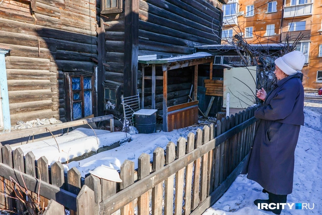 А это — соседний дом, где у Тамары Ивановны летом разбит маленький огородик. Само здание уже расселено и отдано под снос. В нем, судя по архивам, жил Константин Моисеевич Грибанов. Чем он занимался — тайна | Источник: Ксения Филимонова / «ИрСити»