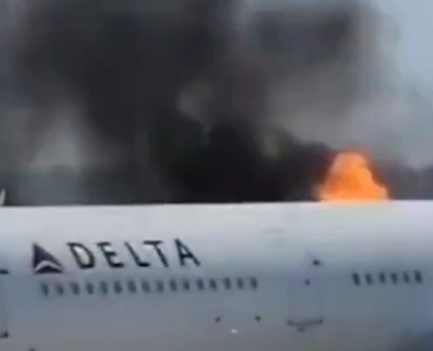 Правый двигатель Airbus A330 авиакомпании Delta Airlines загорелся прямо на взлетно-посадочной полосе | Источник: Комсомольская правда: KP.RU / Telegram