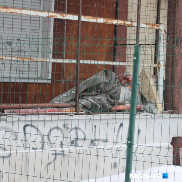 Территория огорожена, но мусор не убирается | Источник: Елена Гуськова / NGS42.RU